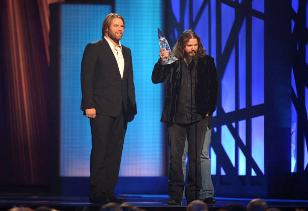 Jamey Johnson receiving prize