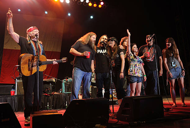 Jamey Johnson performing